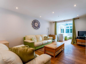 Pass the Keys Cheerful Pet Friendly 2 bedroom home with hot tub